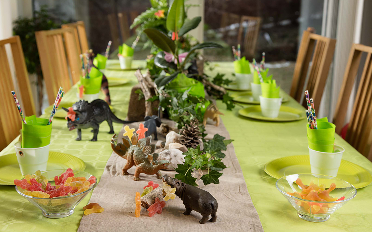 Dekk et fargerikt bursdagsbord med dinosaurer til barnebursdagen